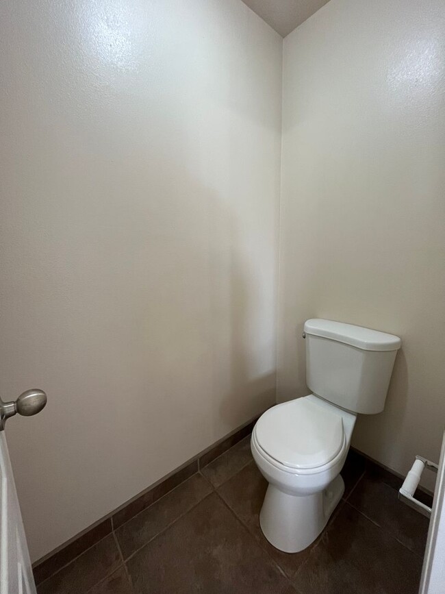 Building Photo - Spacious 3 Bedroom 2.5 Bathroom Home In Vi...