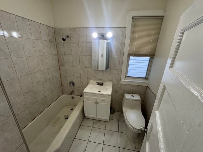 Building Photo - 85 W 50TH St