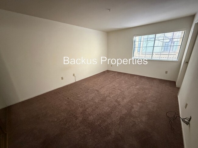 Building Photo - Beautiful two bedroom unit set in hills of Del Rey Oaks