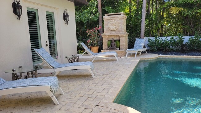 Building Photo - Seasonal stunning 5/5 pool home west of trail near Siesta Key!