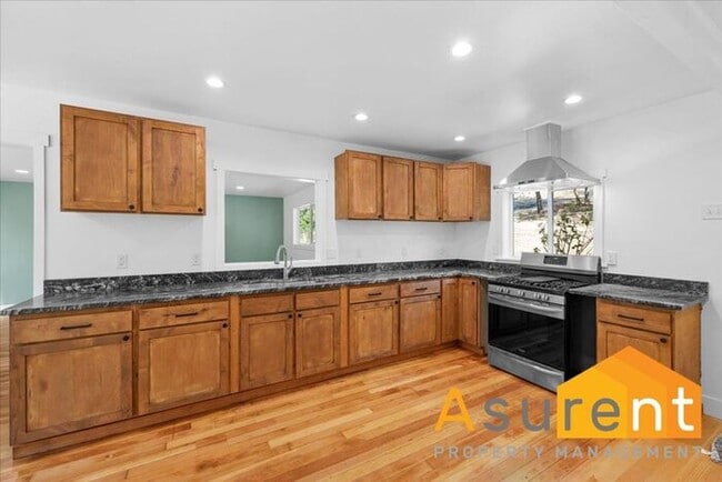 Building Photo - Jacksonville Home with in home office internet included.