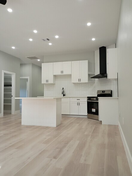 Building Photo - 982 Dundee Dr