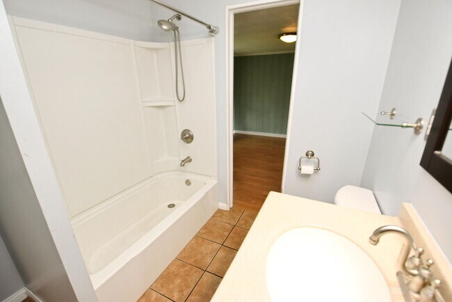 Building Photo - 124 N Holiday Dr