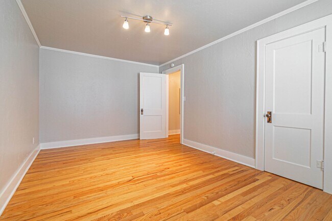 Building Photo - 628 W Comanche St