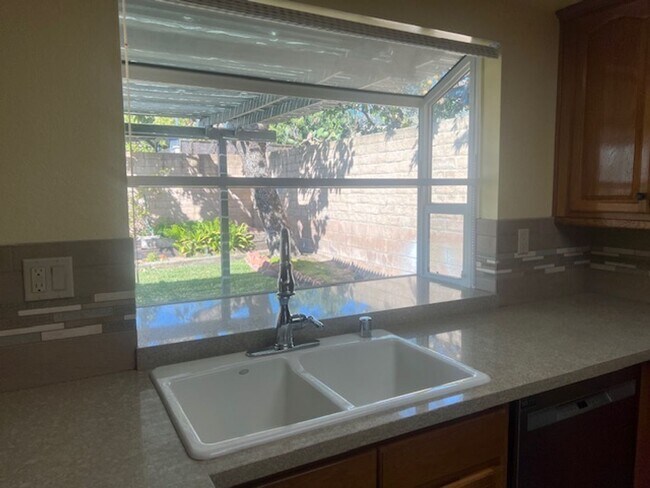 Building Photo - Beautiful 3 Bedroom, 2 Bathroom Sylmar Home! Ready for Move-In!