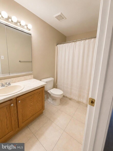 Building Photo - 612 Mews Dr