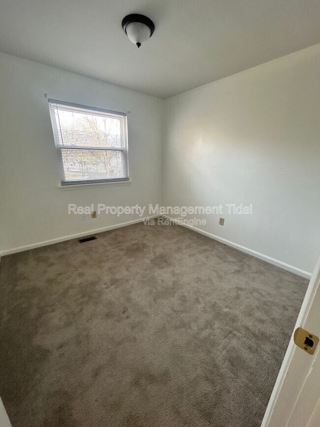 Building Photo - 3204 Wimbledon Way