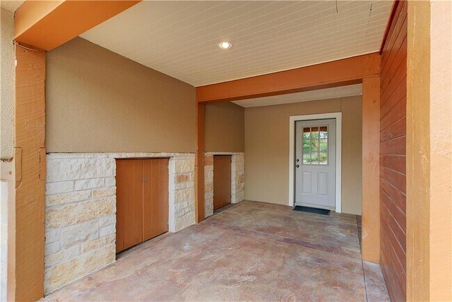 Building Photo - 9305 Granada Hills Dr