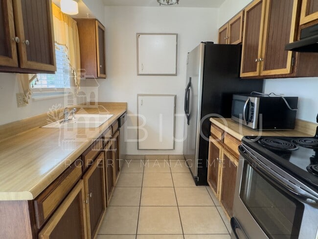 Building Photo - Conveniently Located Tri-Level