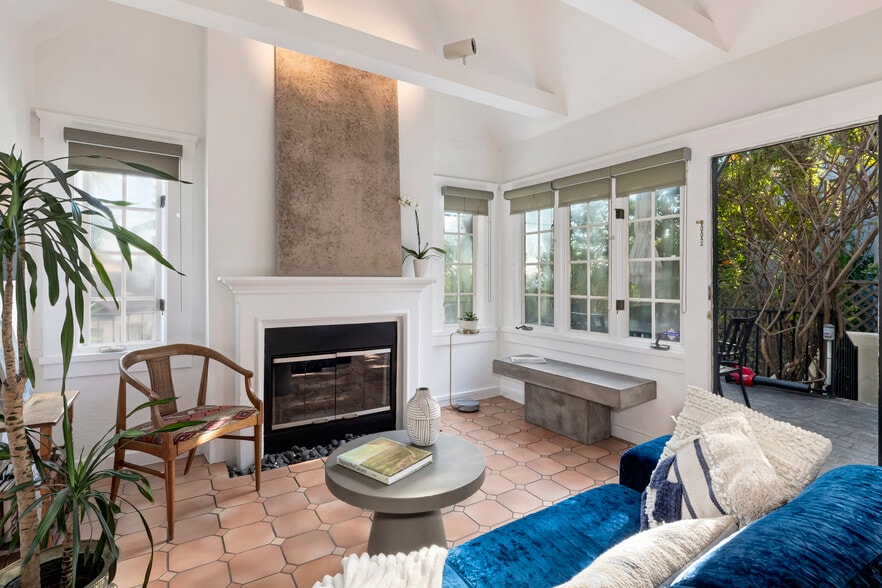 Building Photo - 2427 N Gower St