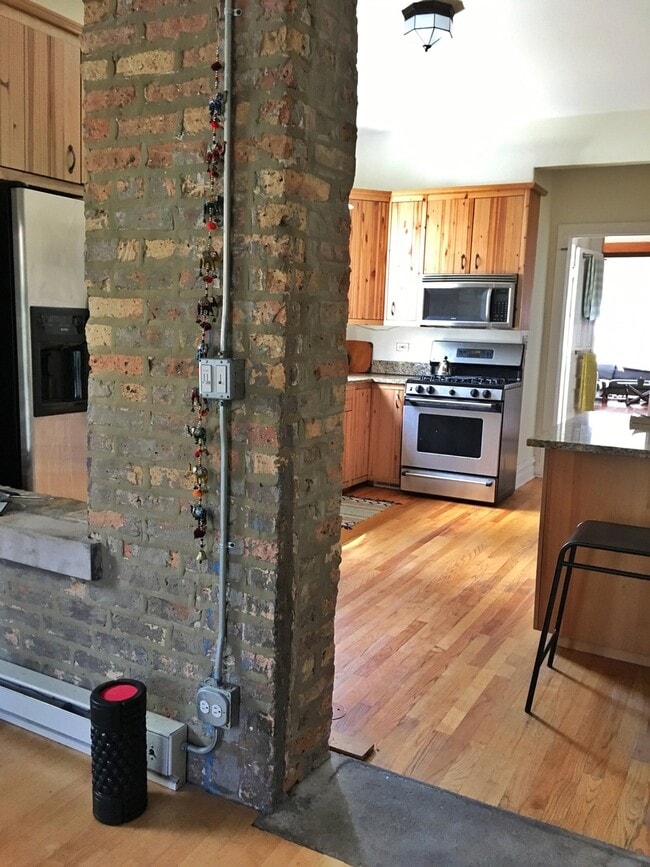 Building Photo - 2908 W Dickens Ave