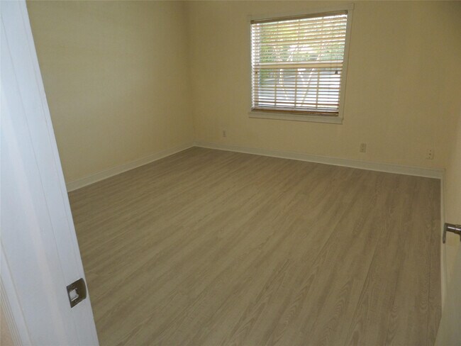 Building Photo - 6307 Bay Club Dr