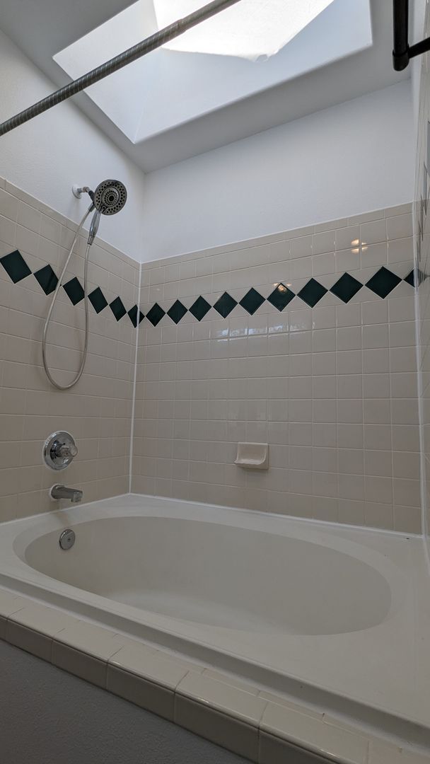 Building Photo - NICE 3 BDRM, 3 BATH, 2-CAR GARAGE + CLUBHO...