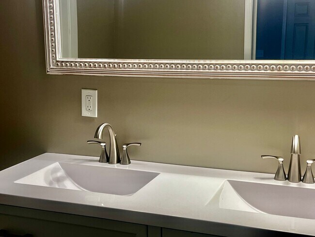 Building Photo - 95 Oakwood Dr