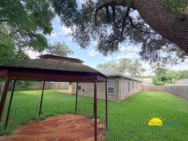 Building Photo - Spacious 5-Bedroom Home in Northern Pines, Fort Walton Beach!