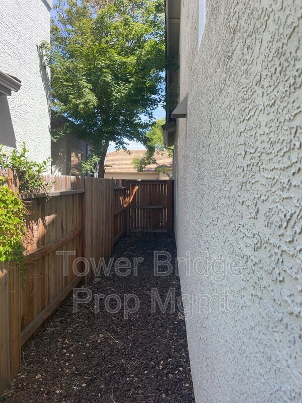Building Photo - 12040 Gold Pointe Ln