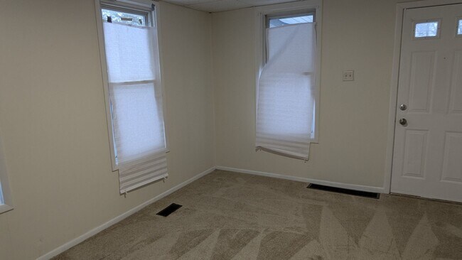 Building Photo - Welcome to this charming 3-bedroom, 1-bathroom home in Akron - Section 8 Welcome