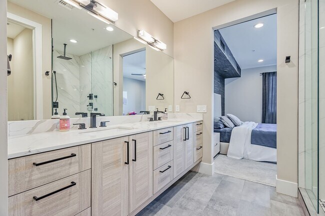 Building Photo - Luxury Townhouse For Rent in the Heart of Scottsdale!