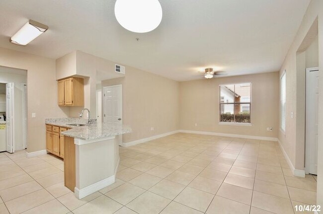 Building Photo - Beautiful 3/2 Spacious Condo with Lawn Car...