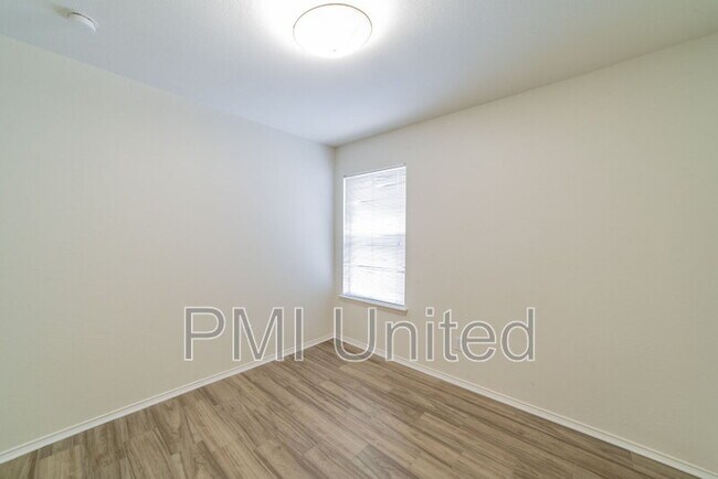 Building Photo - 2758 Red Oak Dr