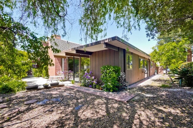 Building Photo - Classic 4+ Bed, 2 Bath Atrium Eichler in P...