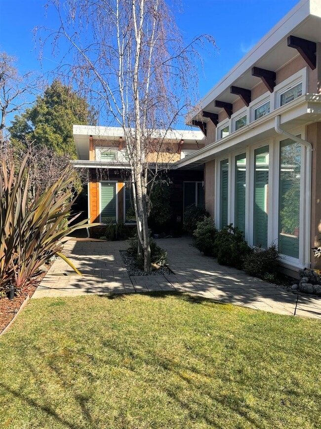 Building Photo - Serene, Executive 5 Bedroom 3 Bath Home with Private Front yard and Backyard - Palo Alto
