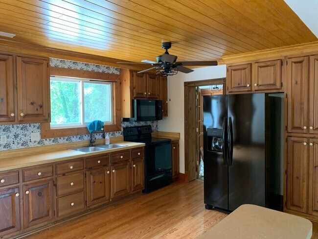 Building Photo - 5631 Swan Dr