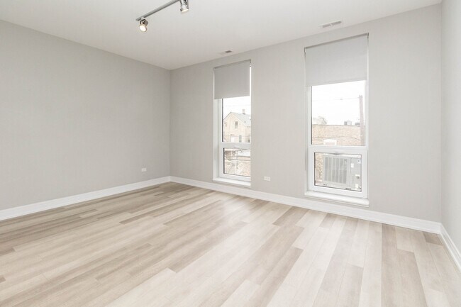 Building Photo - 1554 N Talman Ave