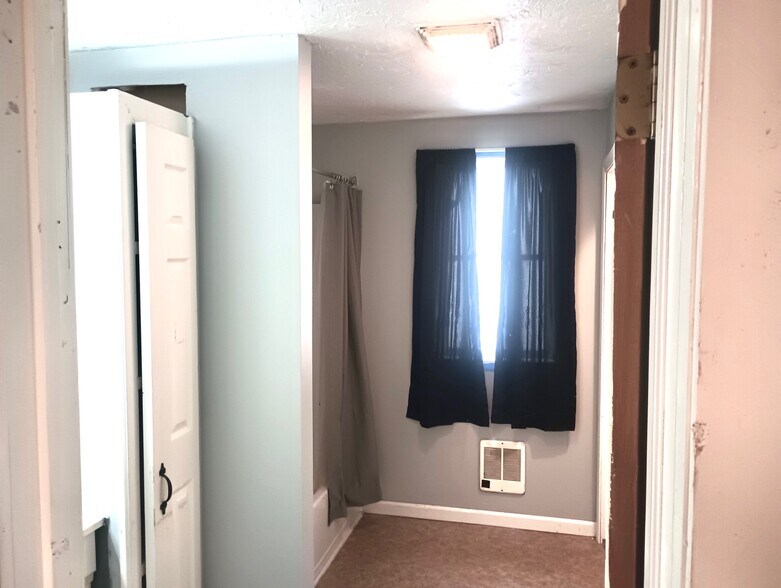 Building Photo - 227 S Main St