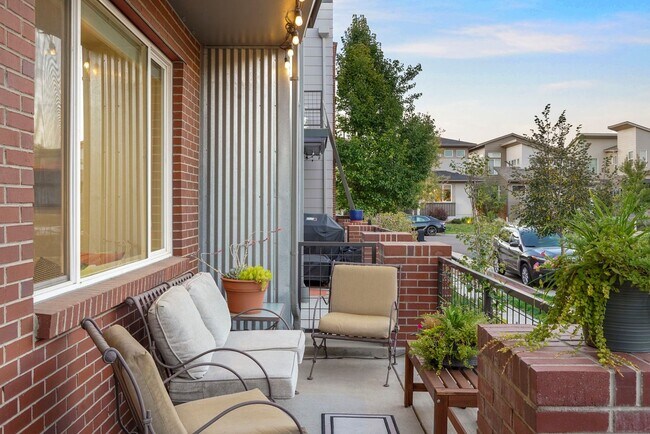 Building Photo - Modern 3-Bedroom Townhome in Midtown Denver – Carefree Living Awaits!