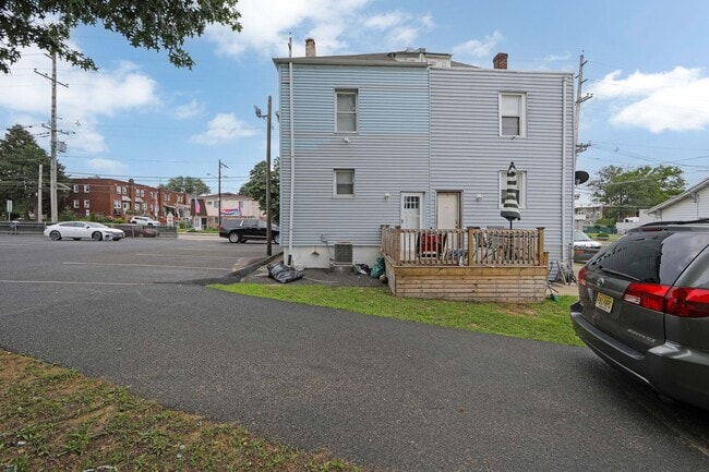 Building Photo - 3403 River Rd