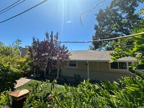 Building Photo - Gorgeous 4 Bed 2.5 Bath, single family hom...