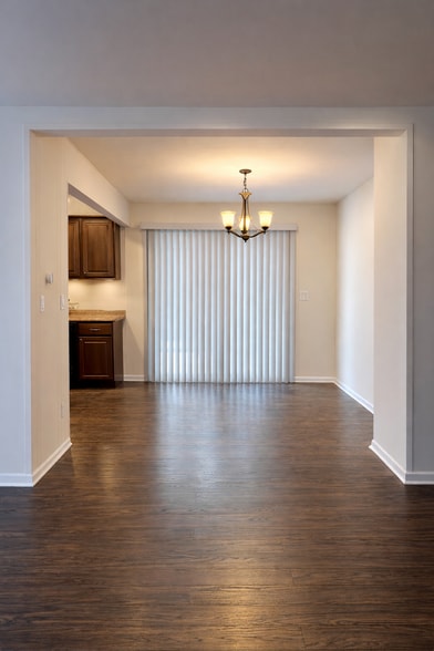 Building Photo - 130 E Farnum Ave