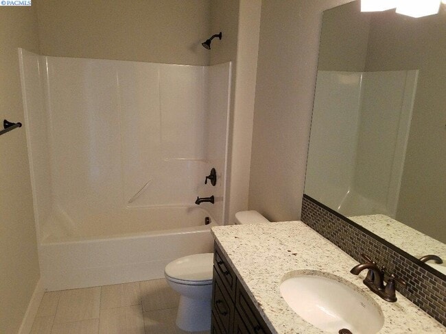Building Photo - Newer Construction Townhouse in Horn Rapids