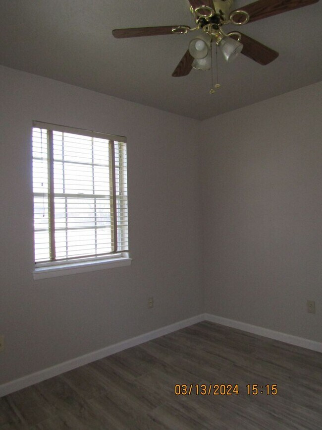 Building Photo - Freshly Painted/New Flooring Home!! Pets N...