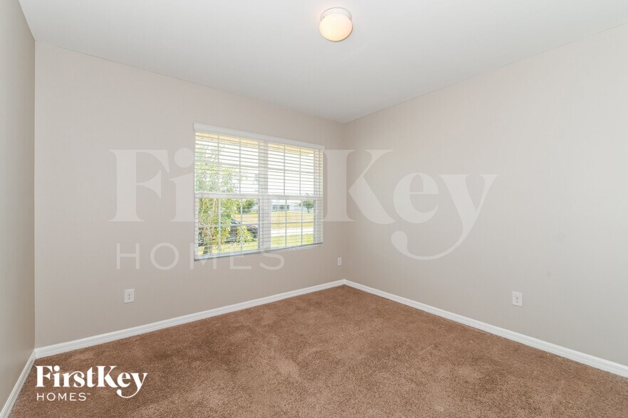 Building Photo - 2702 SW 9th Pl