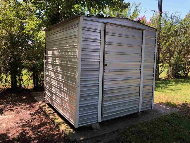 Building Photo - 2703 Pine Cir Dr