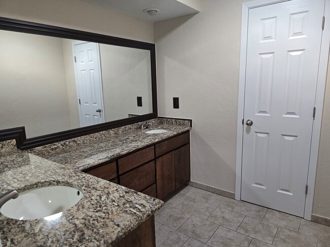 Building Photo - 6 Sunnygrove Dr