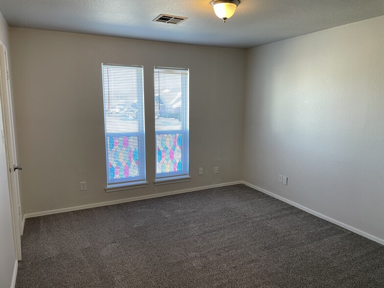 Building Photo - 1901 E Lindsey St