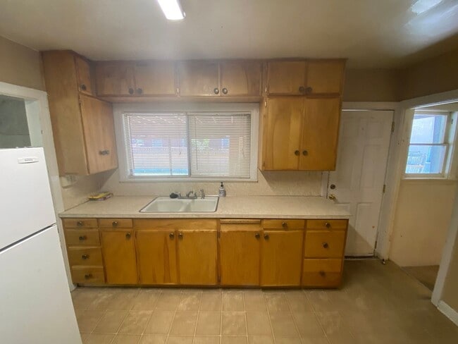 Building Photo - 3 bed 1.5 bath - Single Family Home - Pet ...