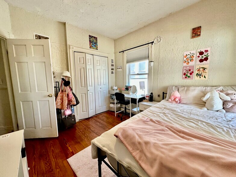 Building Photo - 93 Hillside St