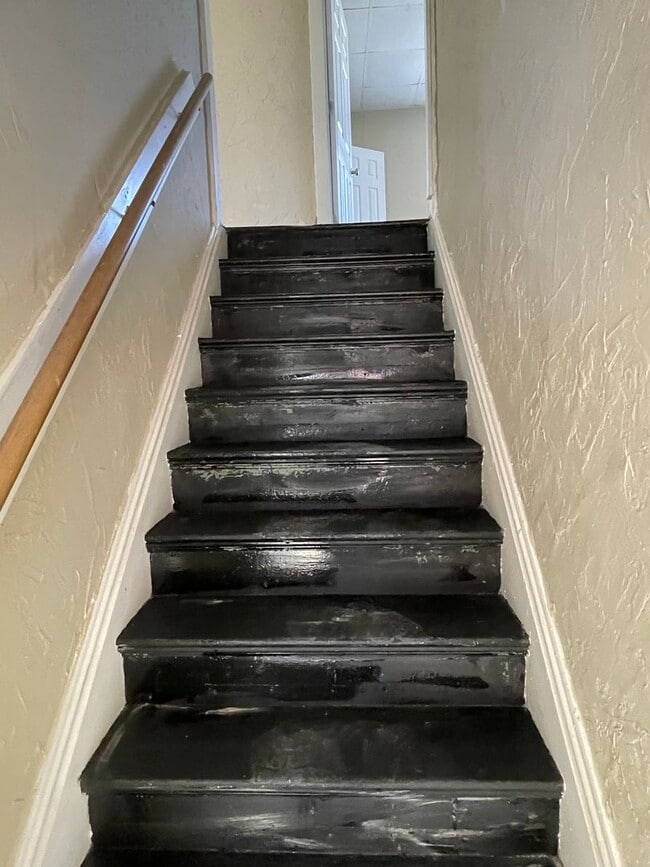 Building Photo - Newly Renovated Three Bedroom One Bath Upstairs Apartment