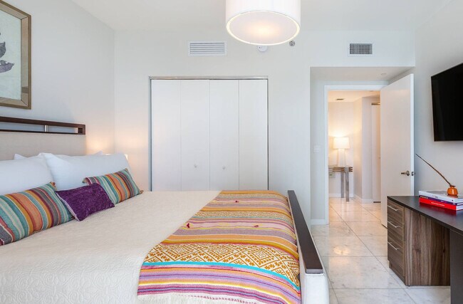 Building Photo - 485 Brickell Ave