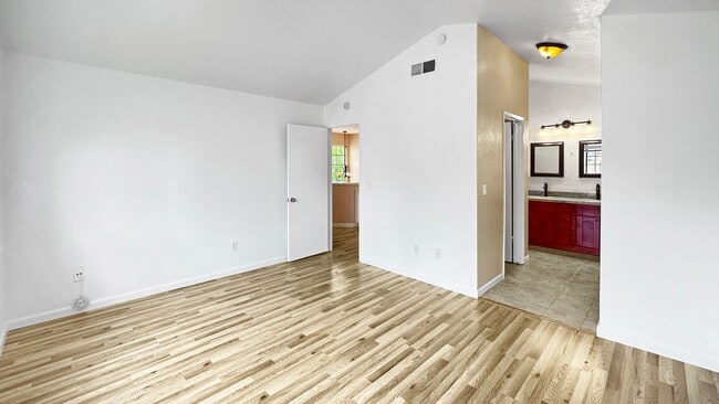 Building Photo - Lovely Upgraded 2-story Townhouse w/ Attached Garage, Guest Bathroom and Fireplace!