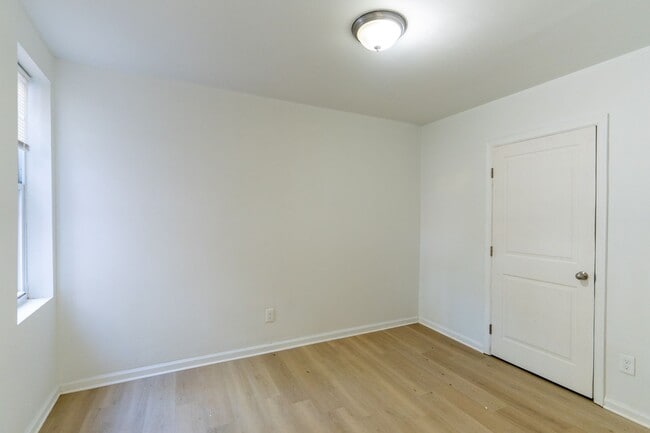 Building Photo - Newly Rehabbed 4 bedroom 2 full bathrooms ...