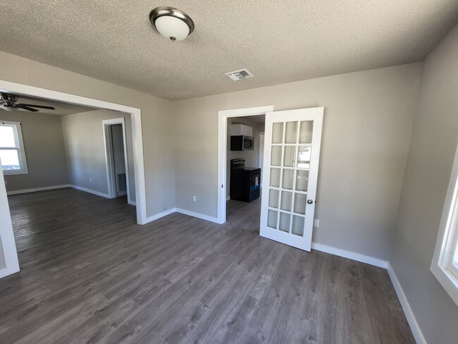 Building Photo - Mid-Century Home Ready for Move-In