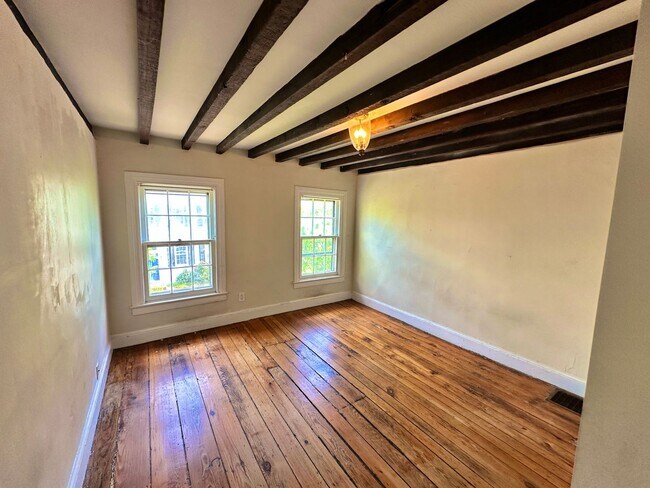 Building Photo - Glamorous Georgetown 2 Bedroom Historic Row Home with Patio