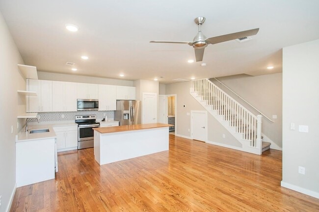 Building Photo - 3637 Hydes Ferry Rd