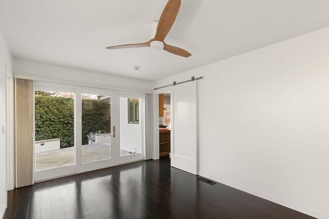 Building Photo - Downtown Davis Cottage-Available for Spring Move In