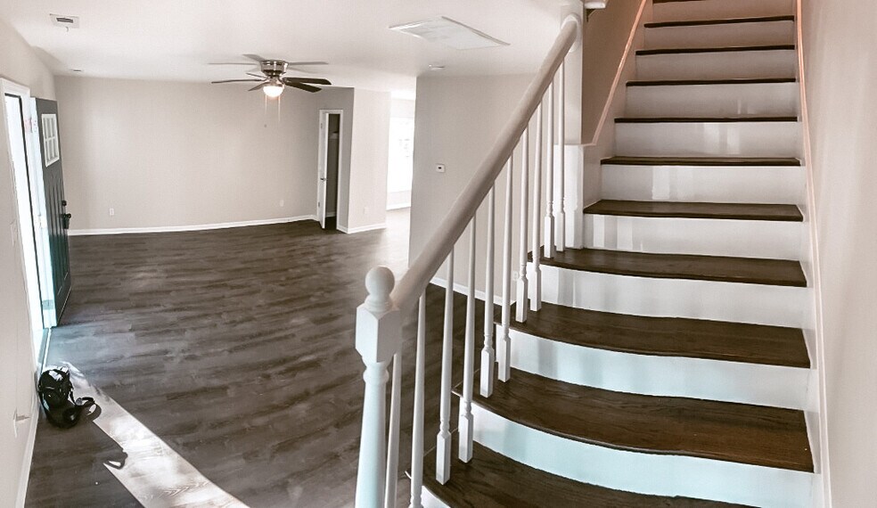 Building Photo - Room in Duplex on Lee St
